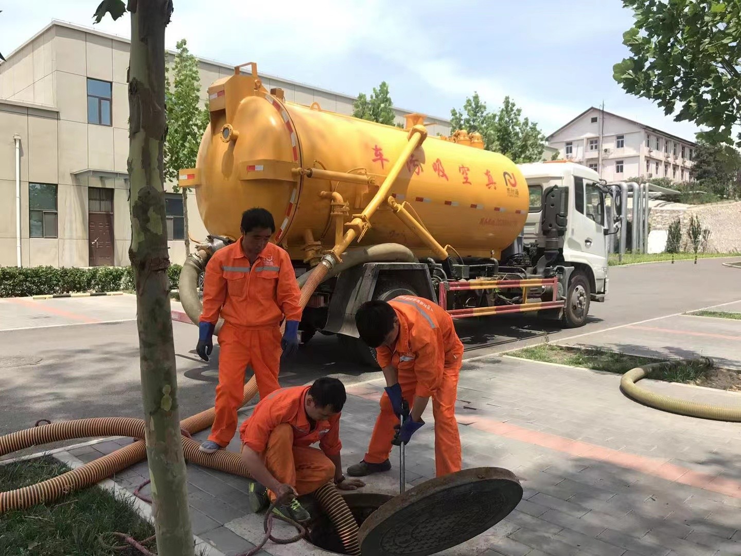 永丰管道疏通车停在窨井附近