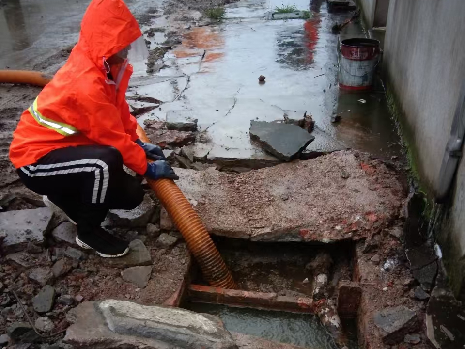 永丰专业清理污水池 炜誉市政以规范流程守护城市 “肠道”