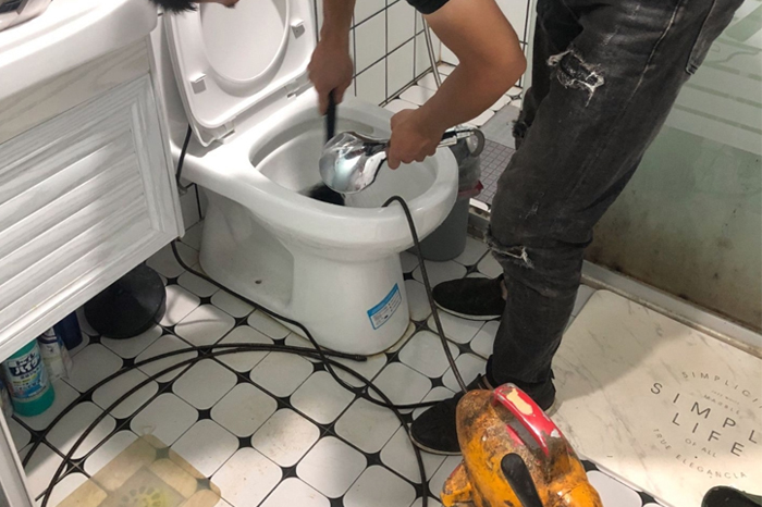 永丰马桶堵塞自己疏通还是找师傅？专业上门服务让你省时更省心